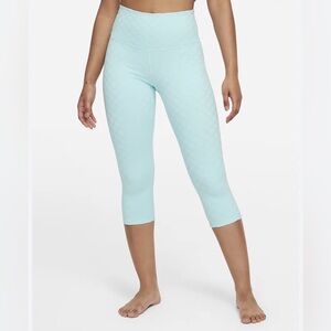 Nike Yoga Infinalon Luxe Capri Pants Leggings - Barely Green size Small